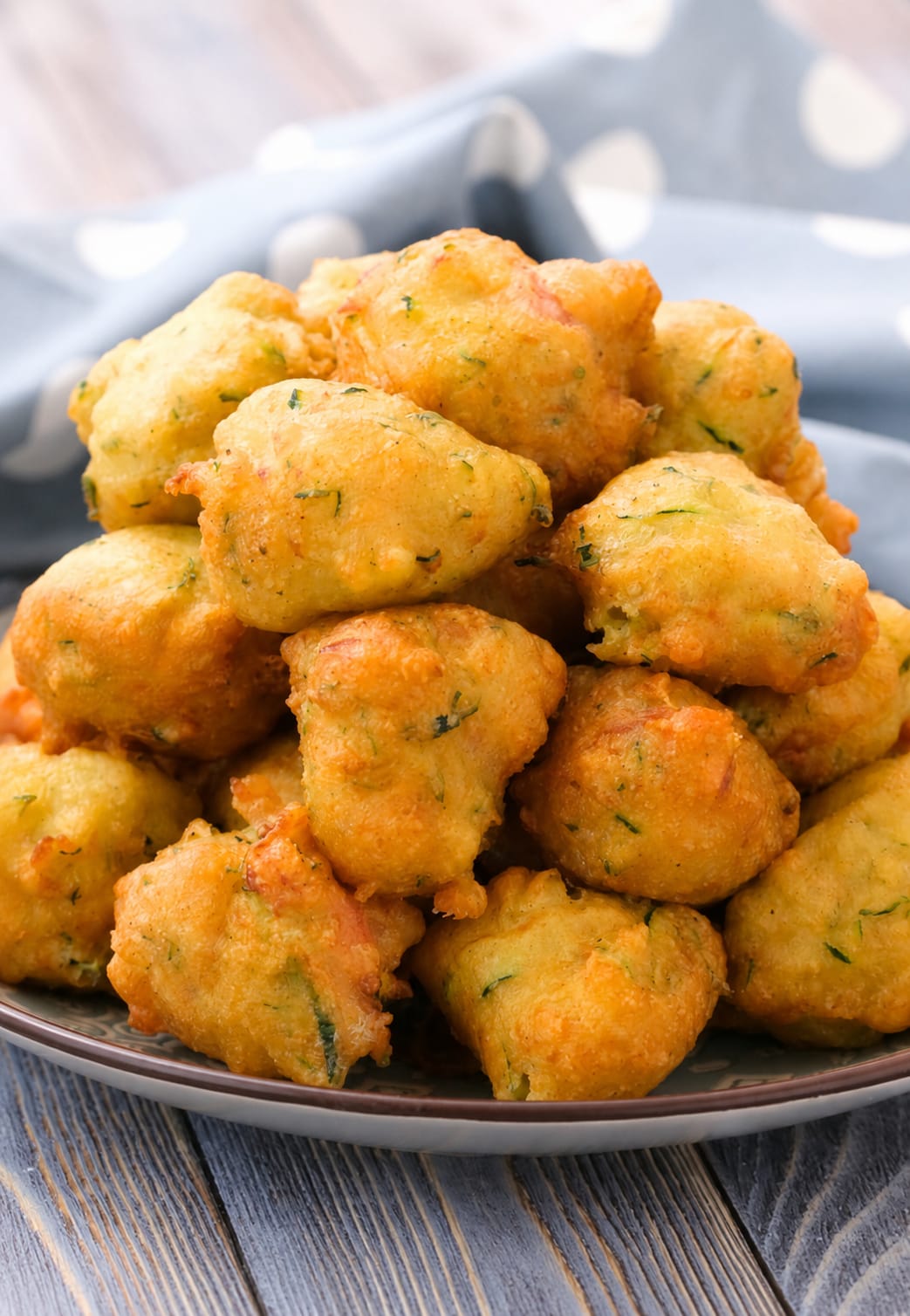 FRITTELLE FULMINE SUPER CROCCANTI⚡😍 2 uova, 2 zucchine, prosciutto cotto e formaggio! La ricetta👇