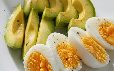 13 redenen waarom je elke ochtend eieren en avocado zou moeten eten 👇