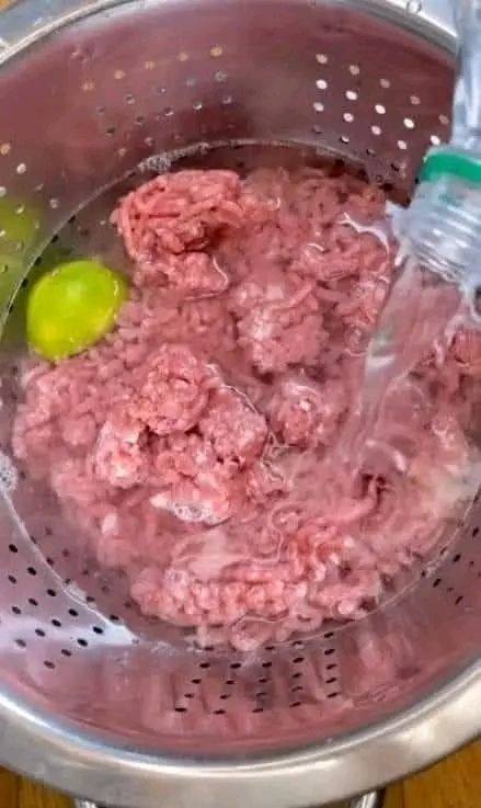 Ieri sera mia cognata ha preparato la cena con carne macinata, ma non l’ha sciacquata. Non sono riuscita a mangiarla e ho impedito anche ai bambini di mangiarla. Io lavo sempre la carne macinata prima di cucinarla. Non posso credere che non l’abbia fatto. Non dovresti lavare la carne macinata prima di cucinarla?