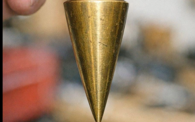 Ik vond dit zware, puntige messing gewicht in de oude gereedschapskist van mijn vader. Er zit een touwtje aan. Wat is dit?